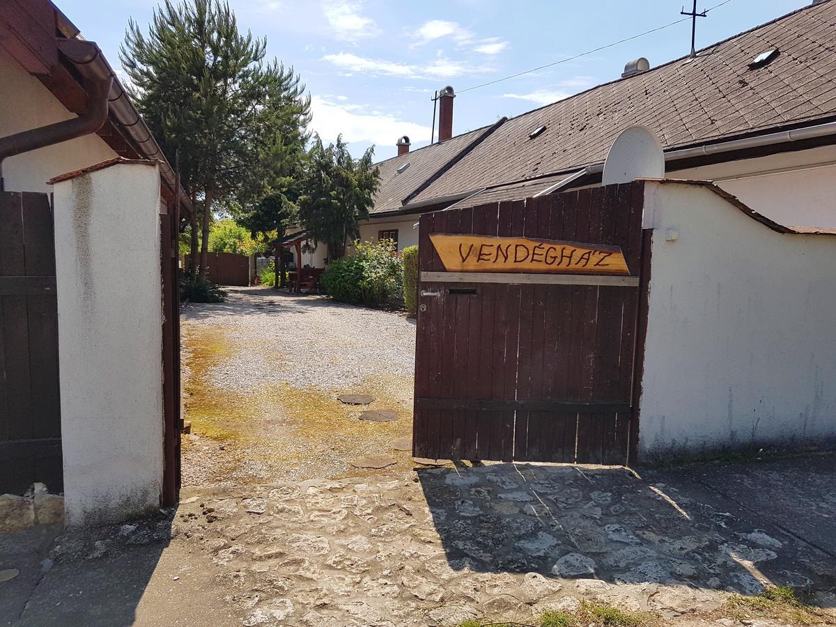 Отель Kuti Vendeghaz Bakonykuti Экстерьер фото